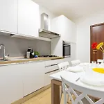 Spacious 4-bed 2-bath, 3 Min Walk To M1 Bande Nere 公寓