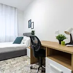 Spacious 4-bed 2-bath, 3 Min Walk To M1 Bande Nere * 米兰