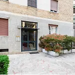 Spacious 4-bed 2-bath, 3 Min Walk To M1 Bande Nere * 米兰