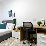 Spacious 4-bed 2-bath, 3 Min Walk To M1 Bande Nere * 米兰