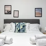 Spacious 4-bed 2-bath, 3 Min Walk To M1 Bande Nere 米兰