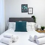 Spacious 4-bed 2-bath, 3 Min Walk To M1 Bande Nere * 米兰