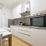 Spacious 4-bed 2-bath, 3 Min Walk To M1 Bande Nere 公寓 米兰