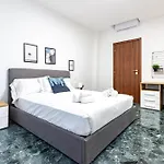 Spacious 4-bed 2-bath, 3 Min Walk To M1 Bande Nere 公寓 米兰