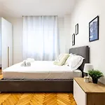 Spacious 4-bed 2-bath, 3 Min Walk To M1 Bande Nere 公寓