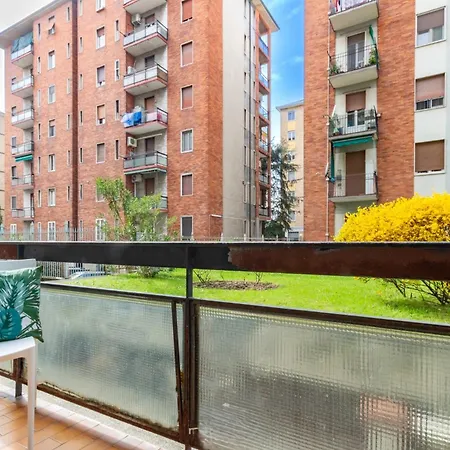 Spacious 4-bed 2-bath, 3 Min Walk To M1 Bande Nere 公寓