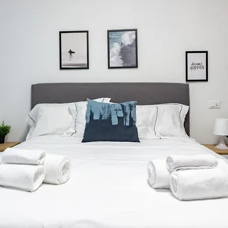 Spacious 4-bed 2-bath, 3 Min Walk To M1 Bande Nere 公寓