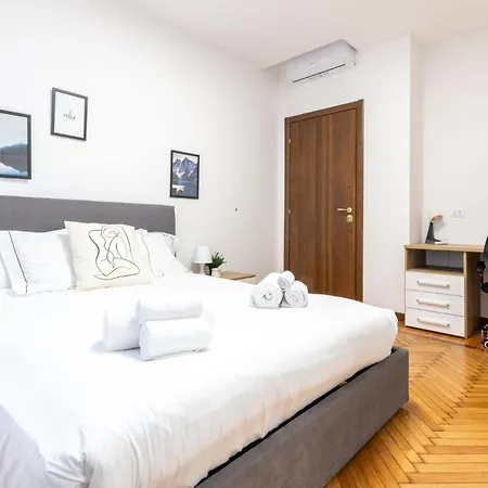 Spacious 4-bed 2-bath, 3 Min Walk To M1 Bande Nere 公寓