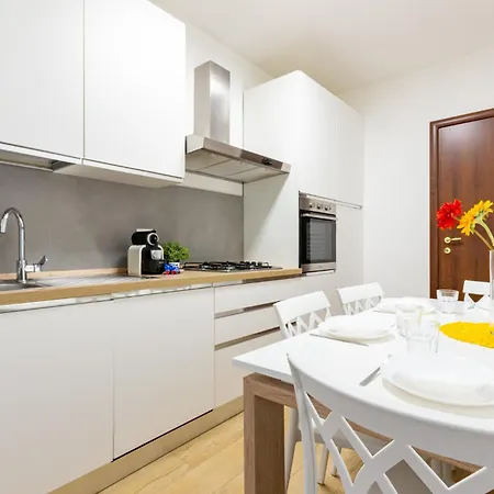Spacious 4-bed 2-bath, 3 Min Walk To M1 Bande Nere 아파트