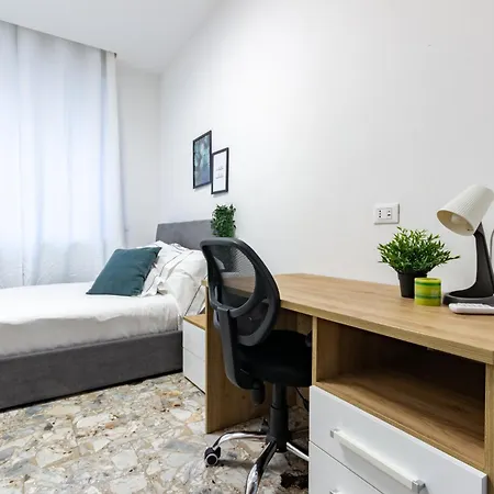 Spacious 4-bed 2-bath, 3 Min Walk To M1 Bande Nere * 밀라노