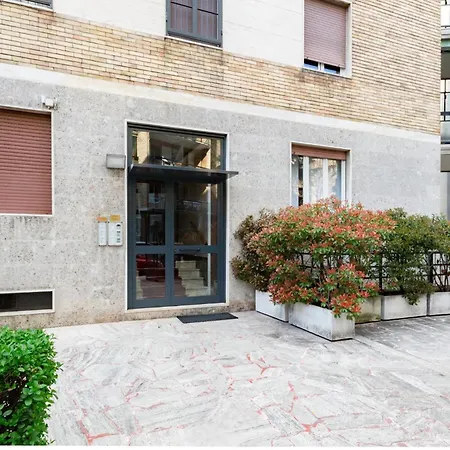 Spacious 4-bed 2-bath, 3 Min Walk To M1 Bande Nere * 밀라노