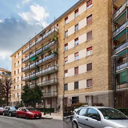 아파트 Spacious 4-bed 2-bath, 3 Min Walk To M1 Bande Nere