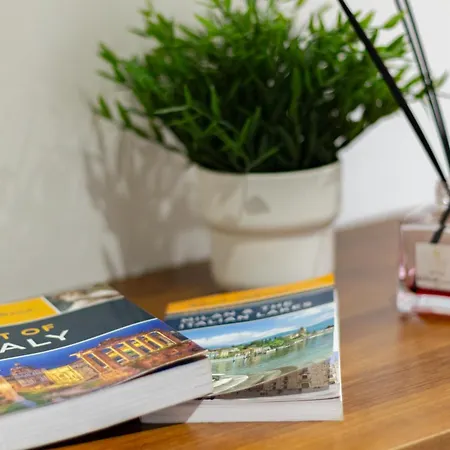 Spacious 4-bed 2-bath, 3 Min Walk To M1 Bande Nere 아파트 밀라노