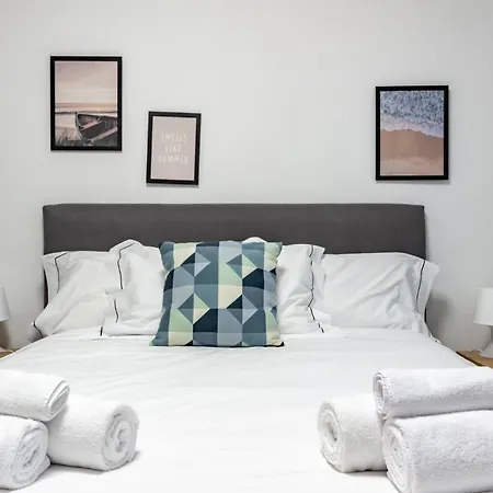Spacious 4-bed 2-bath, 3 Min Walk To M1 Bande Nere 밀라노