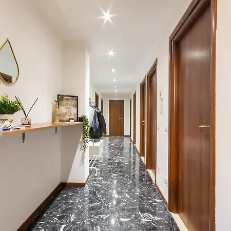 Spacious 4-bed 2-bath, 3 Min Walk To M1 Bande Nere 밀라노