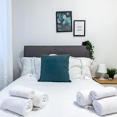 Spacious 4-bed 2-bath, 3 Min Walk To M1 Bande Nere * 밀라노