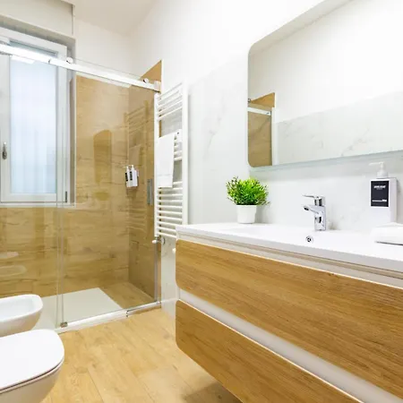 아파트 Spacious 4-bed 2-bath, 3 Min Walk To M1 Bande Nere