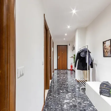 Spacious 4-bed 2-bath, 3 Min Walk To M1 Bande Nere 아파트 *