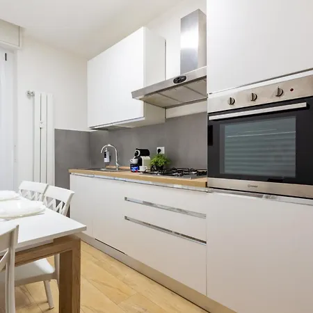 Spacious 4-bed 2-bath, 3 Min Walk To M1 Bande Nere 아파트 밀라노