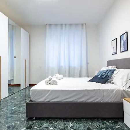 Spacious 4-bed 2-bath, 3 Min Walk To M1 Bande Nere 아파트 밀라노