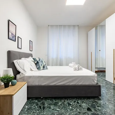 Spacious 4-bed 2-bath, 3 Min Walk To M1 Bande Nere 아파트 *
