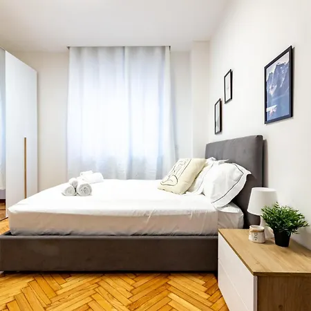 Spacious 4-bed 2-bath, 3 Min Walk To M1 Bande Nere 아파트